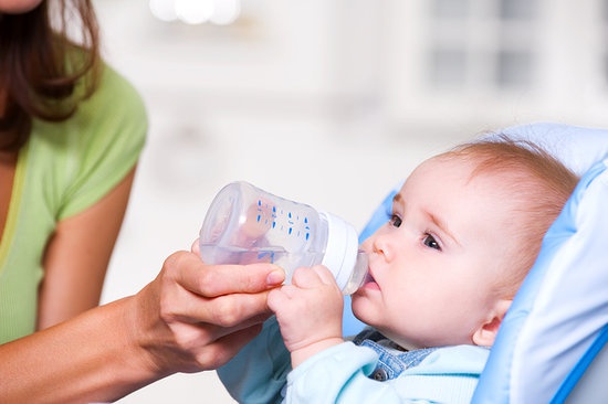 Cha mẹ nên cho trẻ uống nhiều nước để tăng cường sức đề kháng cho trẻ.