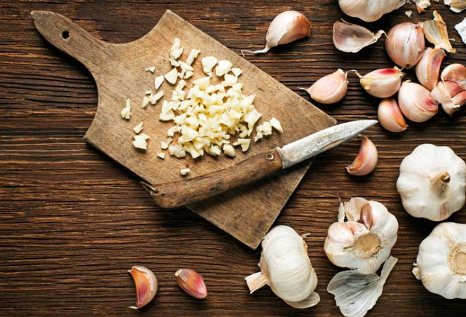 Allicin, một hợp chất trong tỏi, nổi tiếng với khả năng cải thiện hệ miễn dịch cho trẻ