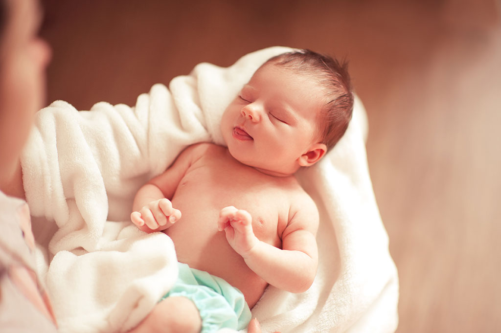 Trẻ sinh non bị thiếu cân, da mỏng, phổi chưa hoàn thiện,...