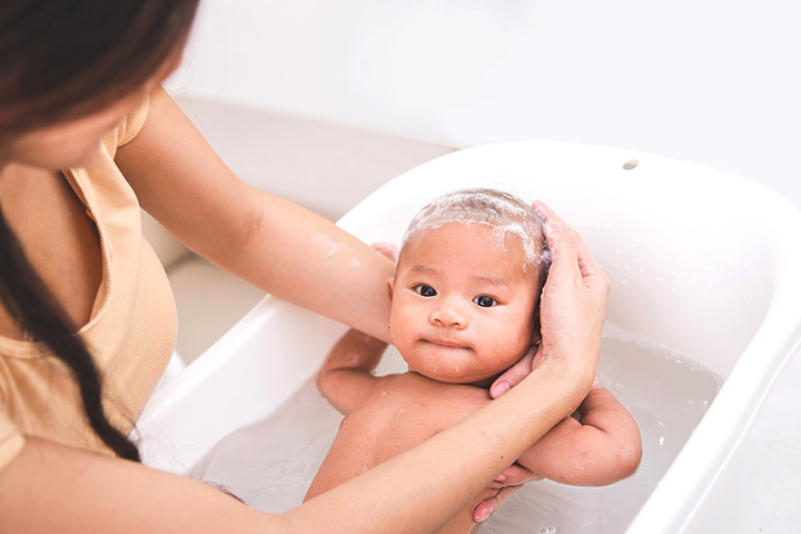 Do làn da mỏng manh của bé, tốt nhất nên tránh tắm thường xuyên