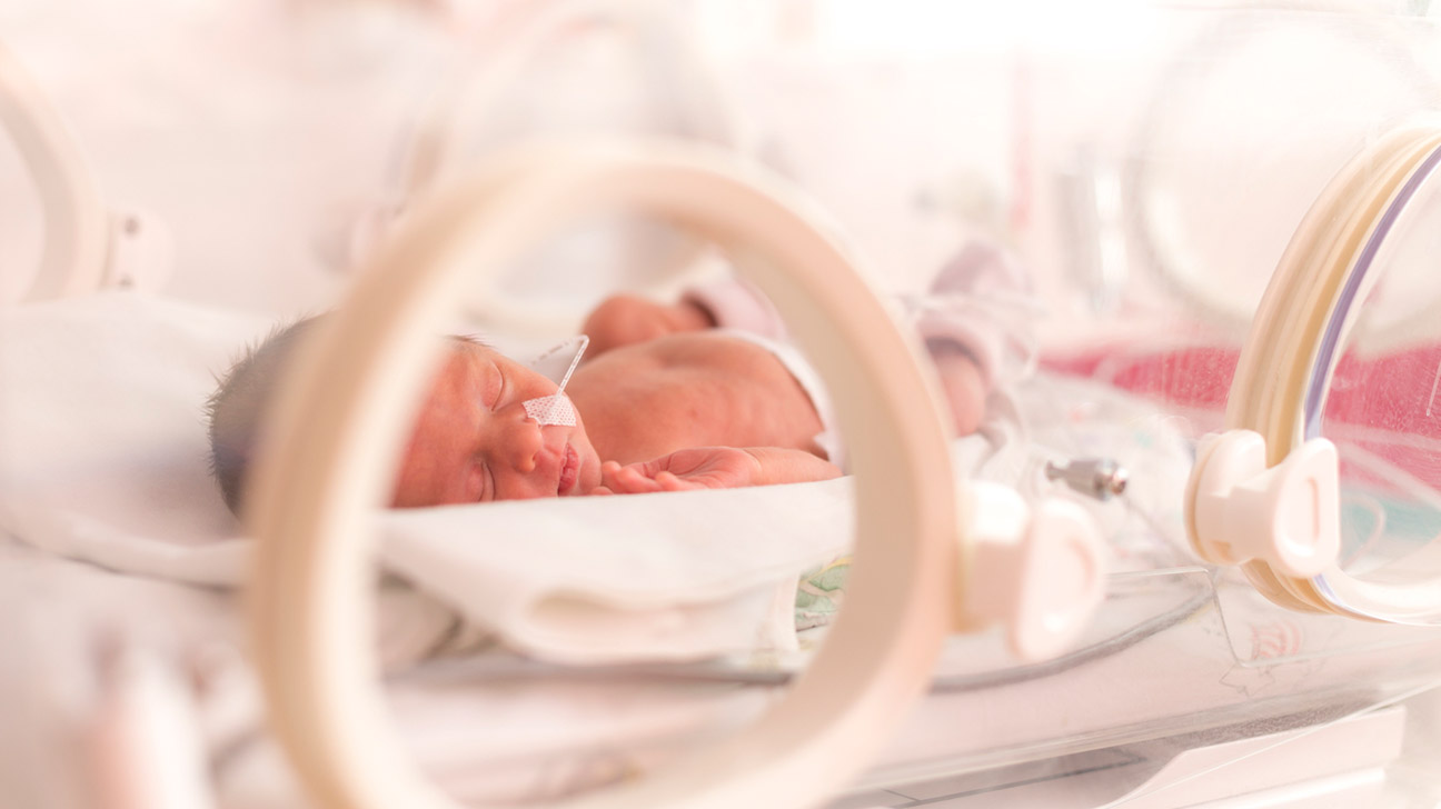 Làm thế nào để chăm sóc em bé sinh non phát triển khỏe mạnh?