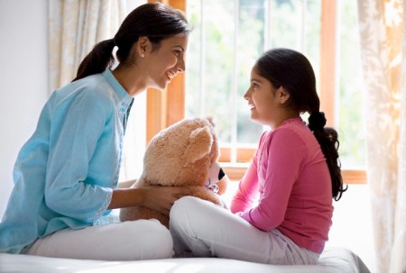 Luôn luôn vui vẻ, nói chuyện nhiều hơn với con