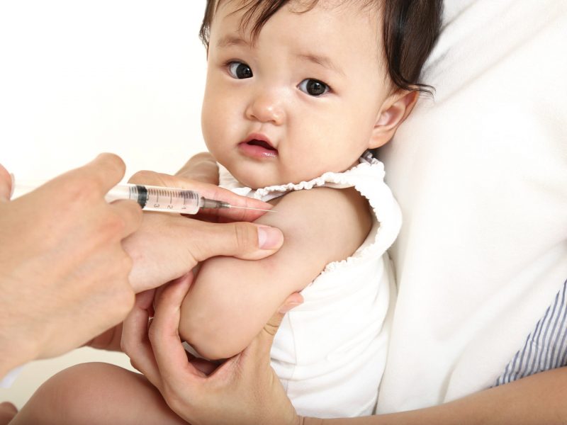 Các sinh vật trong vắc-xin có thể gây nhiễm trùng toàn thân ở con là sai lầm phổ biến của nhiều mẹ