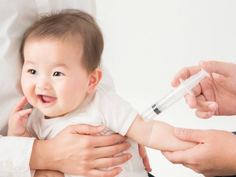 Vắc-xin hoạt động bằng cách tiêm vào cơ thể trẻ sinh vật gây bệnh khi chúng đã suy yếu và tiêm vào cơ thể trẻ.
