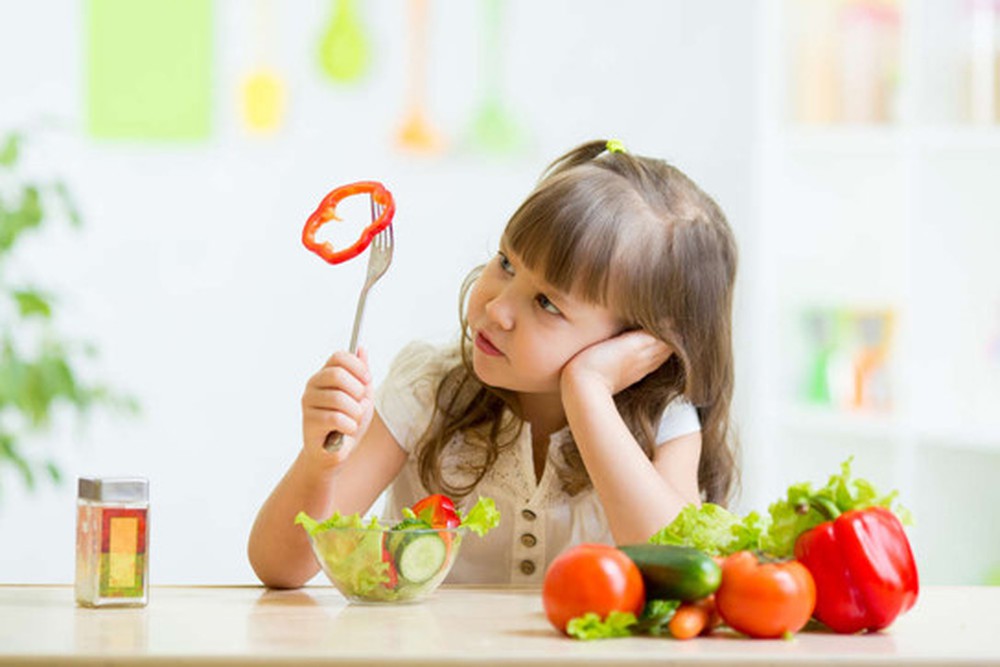 Bổ sung vitamin có thể gây độc cho trẻ khi dùng quá liều lượng nên hãy nhớ chọn các nhãn hiệu có uy tín cho con